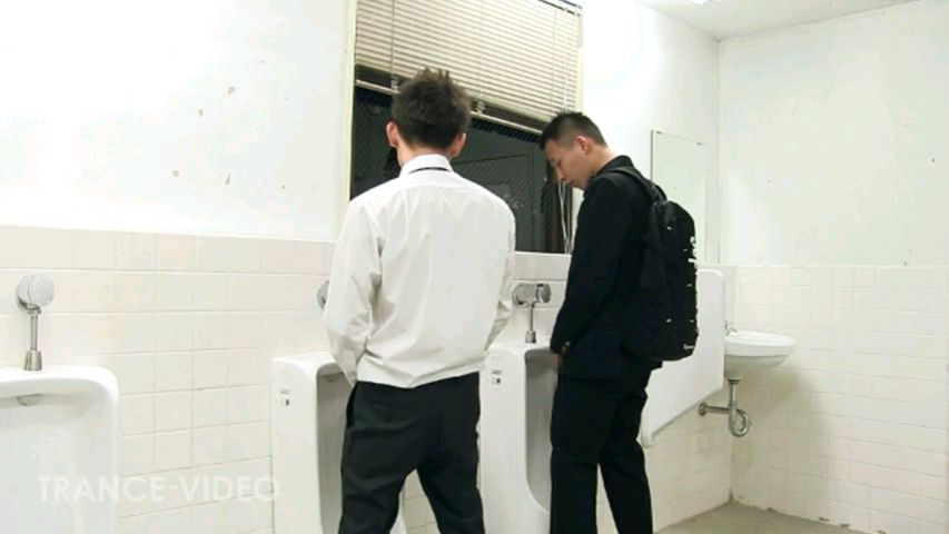 圖書館爆艹，帥哥反抗不成便享受